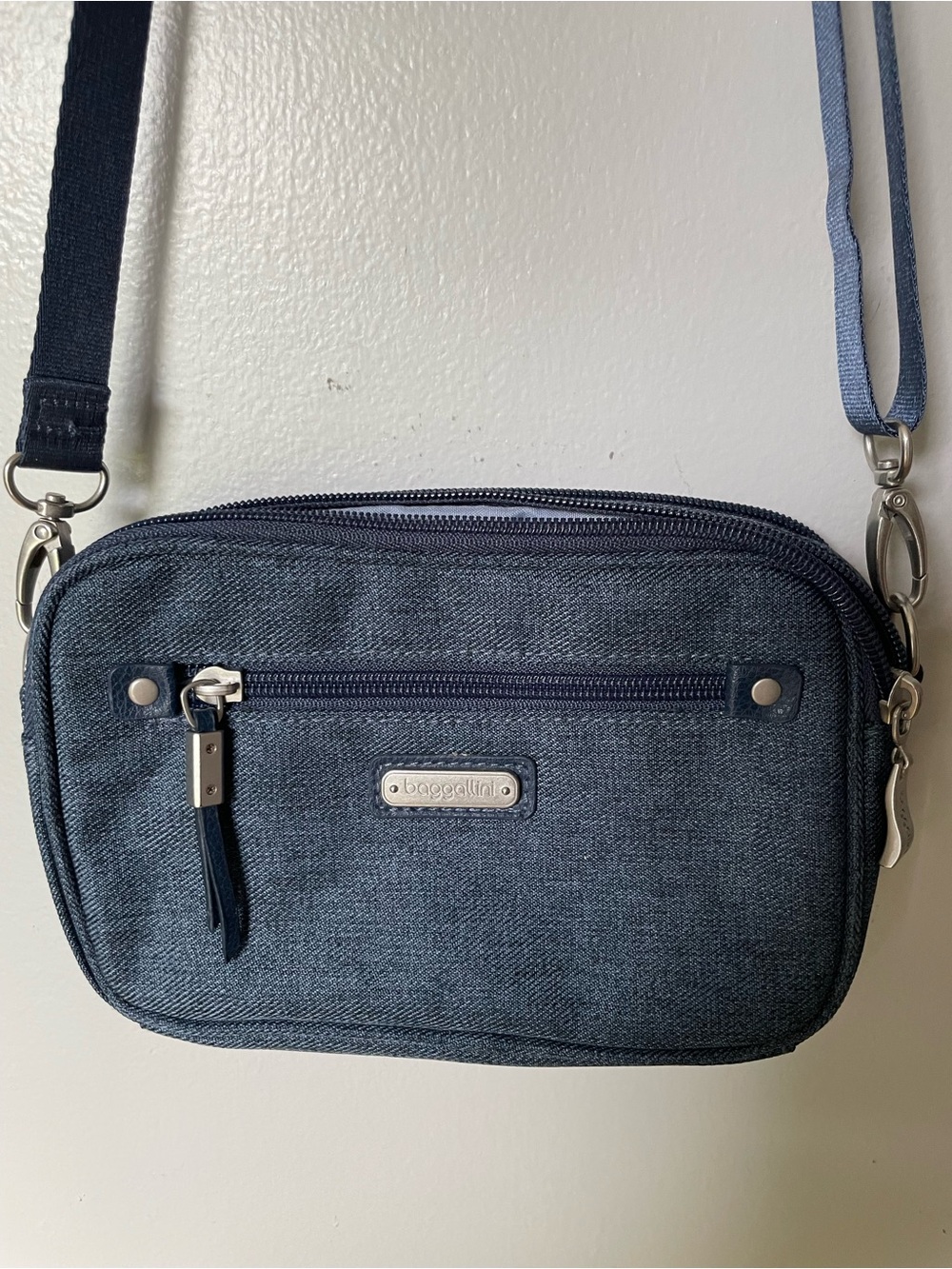 NWOT Baggallini Navy Denim Crossbody/Belt Bag - Picture 2 of 11